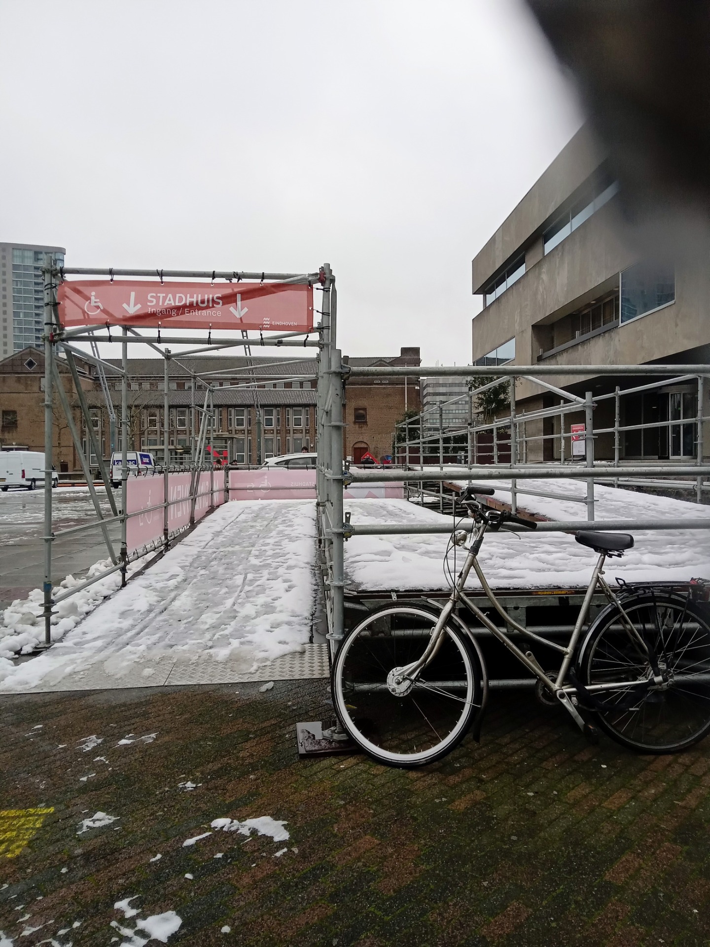 Toegankelijke tijdelijke ingang van het Stadhuis in Eindhoven