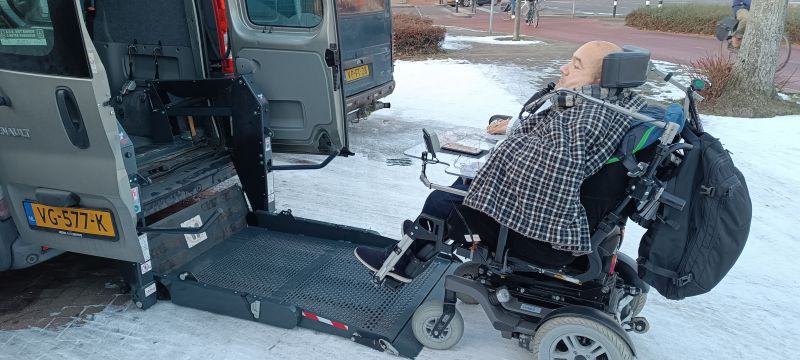 Boy tijdens sneeuw achter zijn bus