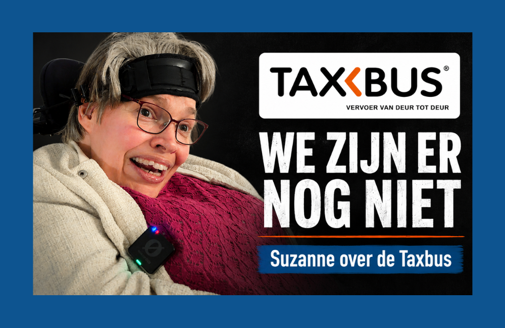 Thumbnail van een video over de Taxbus. Suzanne zit in haar rolstoel en kijkt glimlachend naar de camera. Rechts staat het Taxbus-logo met de tekst: “We zijn er nog niet – Suzanne over de Taxbus”.