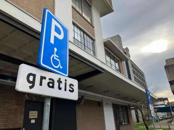 Invaliden parkeerbord met bordje GRATIS eronder