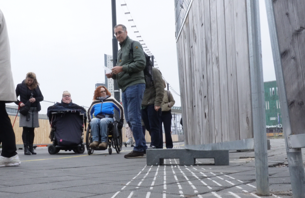 hekwerk geplaatst op geleidelijn