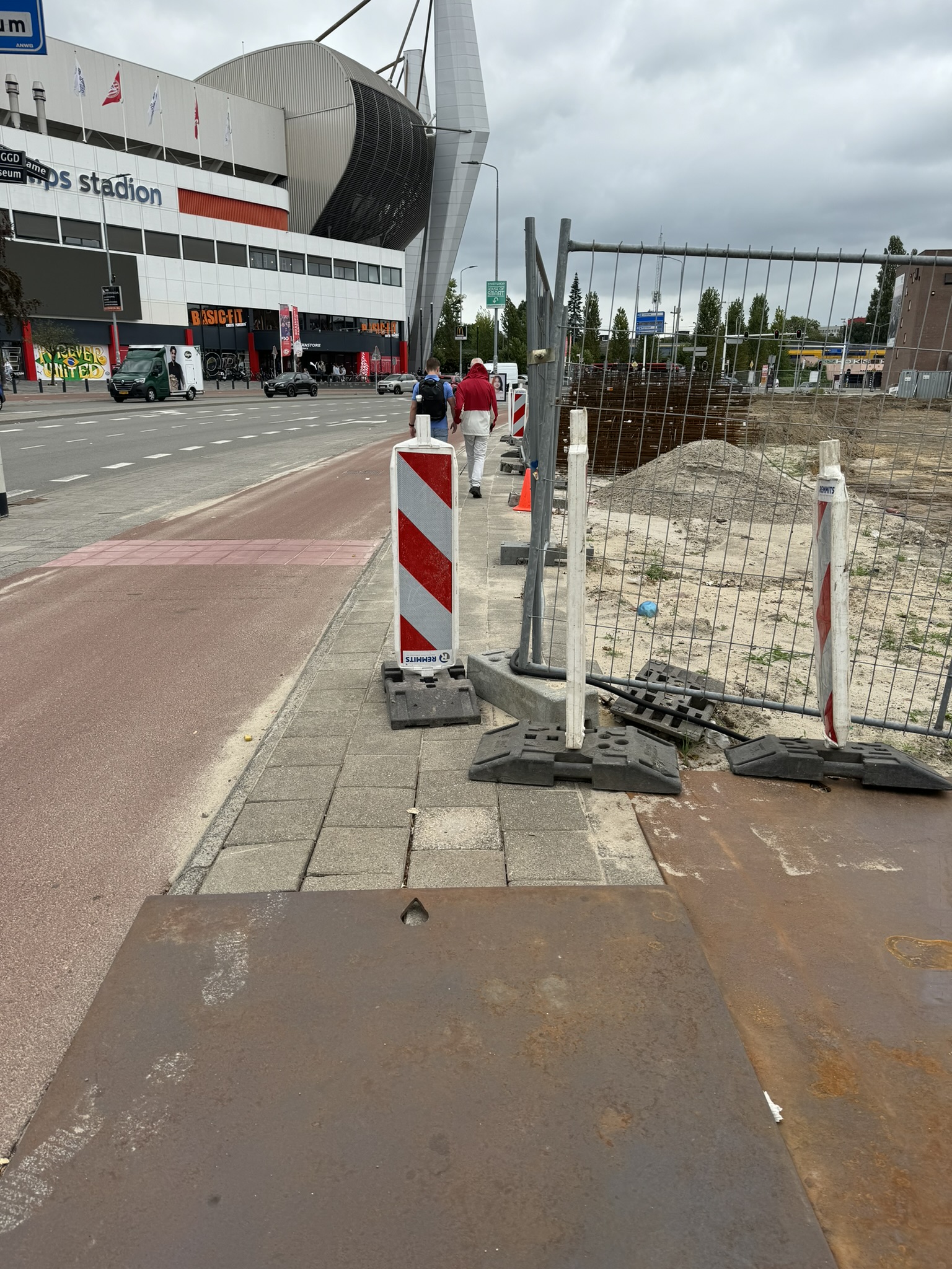 Bouwwerk afgezet met hekken en rijplaten wat voor veel obstakels zorgt