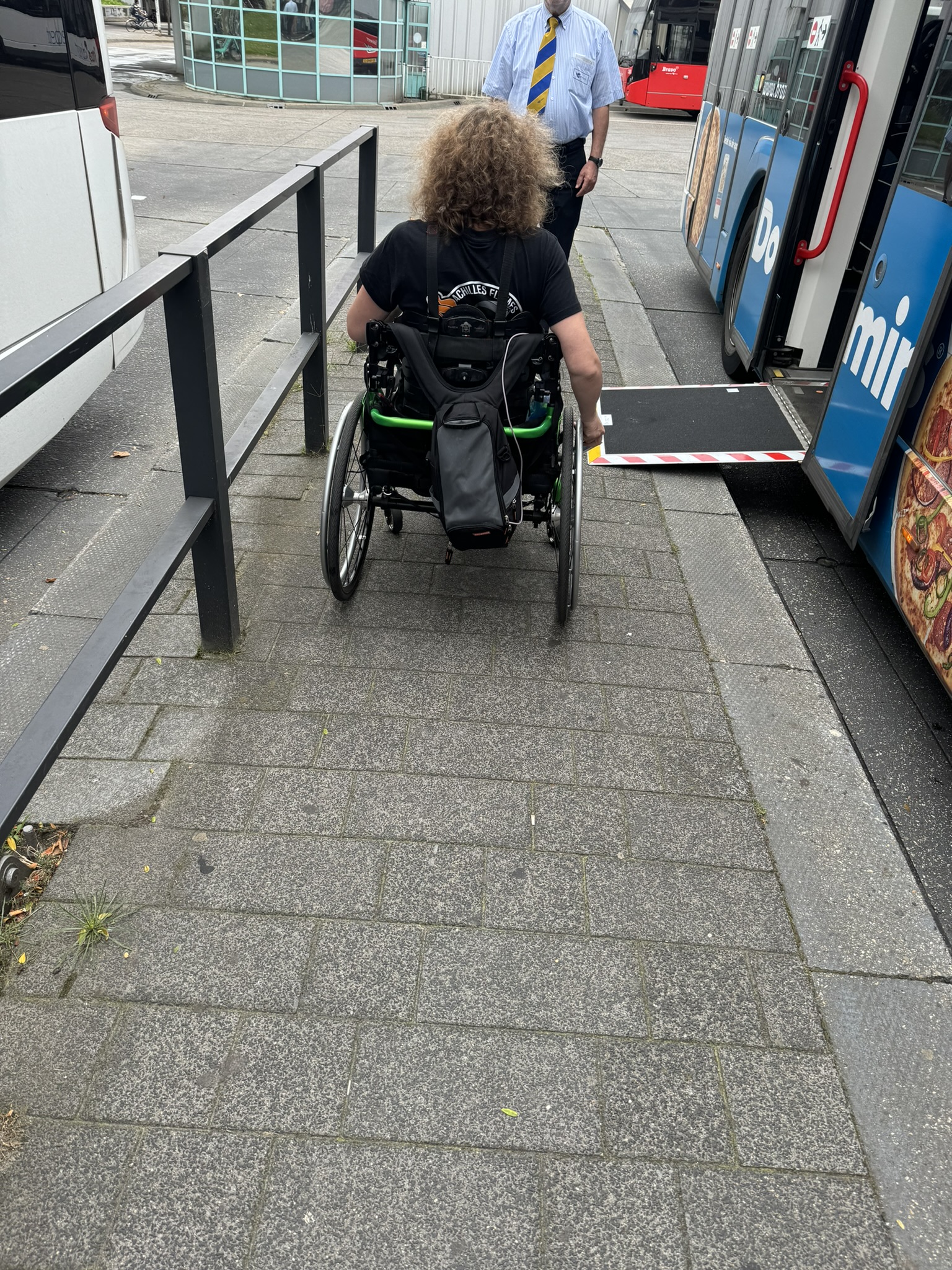 rolstoelgebruiker bij het instappen van een bus