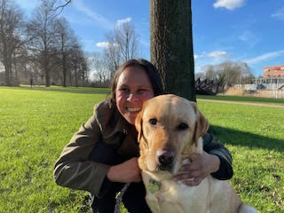 Kathrin Goeken en haar hond Bilou