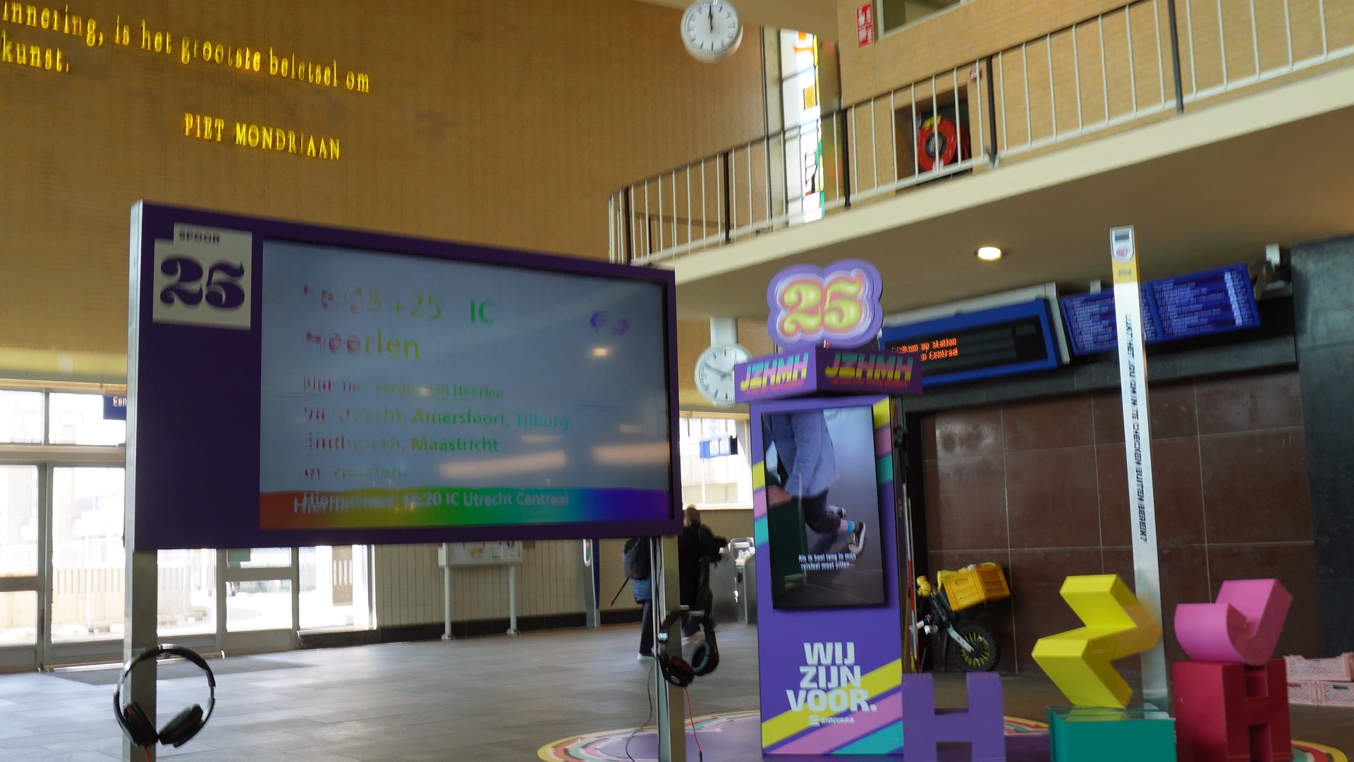 Stationshal van Eindhoven Centraal met nagebootste obstakels om toegankelijkheidsproblemen zichtbaar te maken.