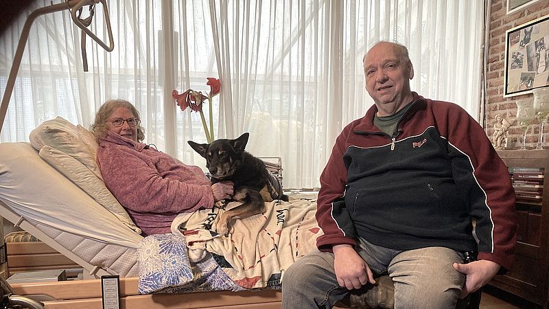 Henk en Anneke op het bed in hun huiskamer 